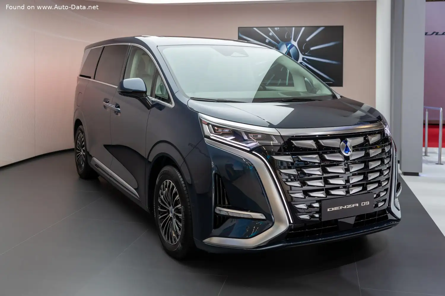 Rezension: 2022 Denza D9 DM-i 1.5Ti 20 kWh (300 PS) Plug-in Hybrid E-CVT